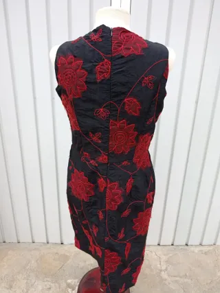 Vestido negro con bordado floral rojo