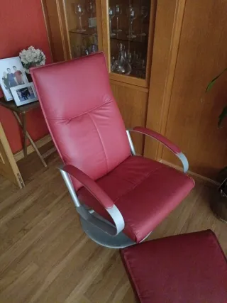 Sillón reclinable giratorio con reposapiés