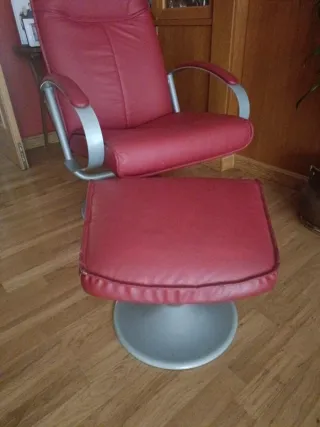 Sillón reclinable giratorio con reposapiés