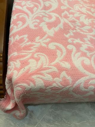 Coperta rosa e bianca con fantasia floreale