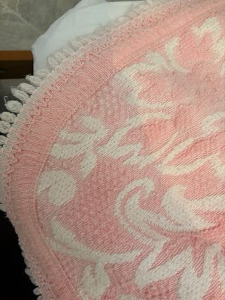 Coperta rosa e bianca con fantasia floreale