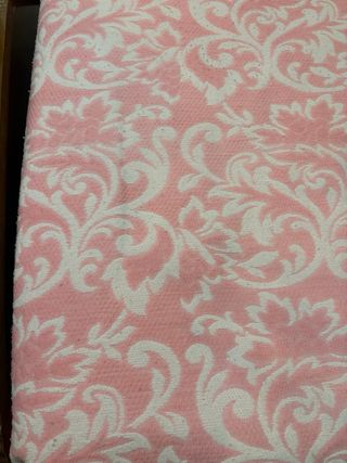 Coperta rosa e bianca con fantasia floreale