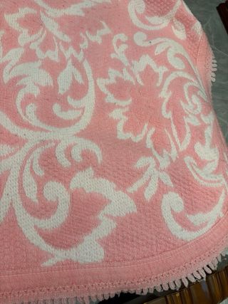 Coperta rosa e bianca con fantasia floreale