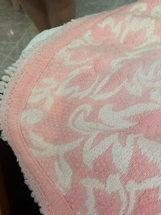 Coperta rosa e bianca con fantasia floreale