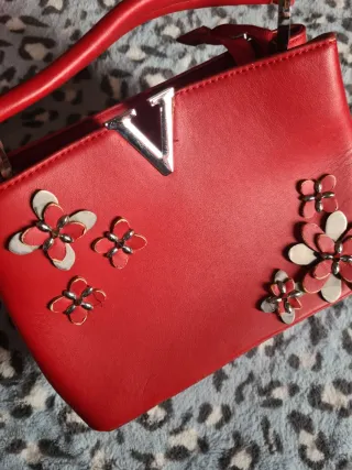 Bolso rojo con adornos florales