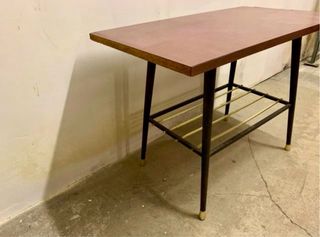 Mesa auxiliar vintage mid century con revistero