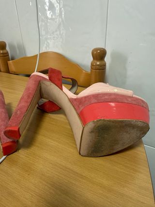 Sandalias de tacón rosa y rojo