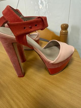Sandalias de tacón rosa y rojo