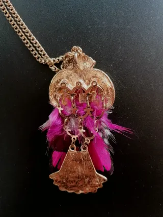 Collar de búho con plumas