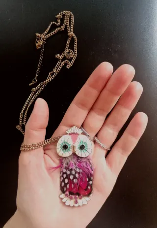 Collar de búho con plumas