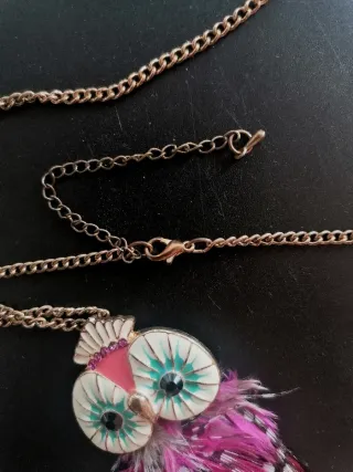 Collar de búho con plumas