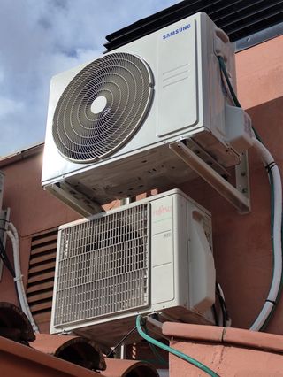Reparación y carga de gas de aire acondicionado