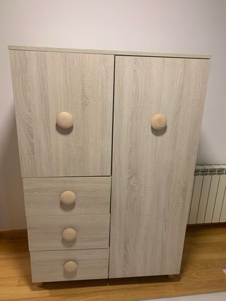 Armario pequeño con cajones y puertas