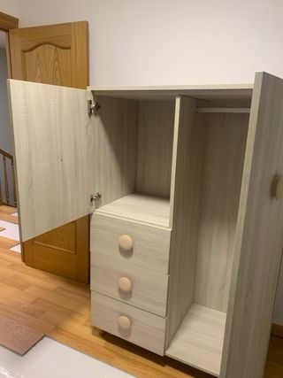 Armario pequeño con cajones y puertas
