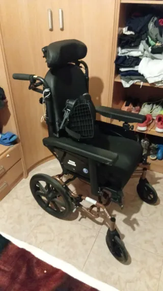 Se vende una silla de ruedas en buen estado