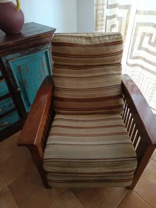 Sillón de madera con rayas beige y marrón