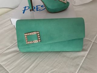 Tacones y bolso verde