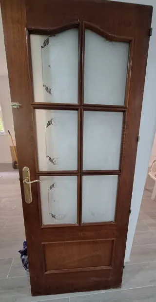 Puerta madera maciza con cristales izquierda