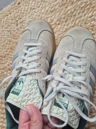 Adidas Gazelle chica azul y beige 37.5