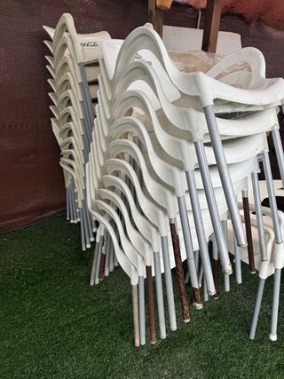 Sillas y mesas de exterior.
