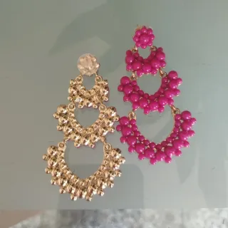 Pendientes largos dorados y fucsia