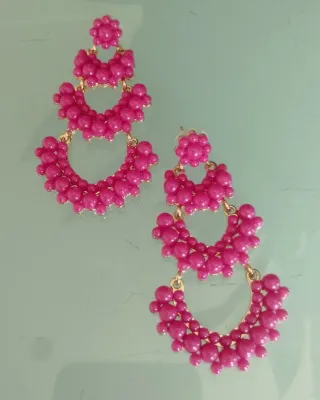Pendientes largos dorados y fucsia