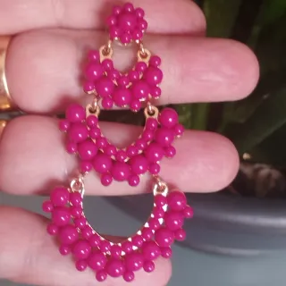 Pendientes largos dorados y fucsia
