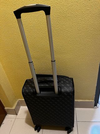 Maleta de mano/cabina Guess negra usada 2 veces.
