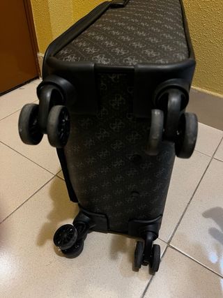 Maleta de mano/cabina Guess negra usada 2 veces.