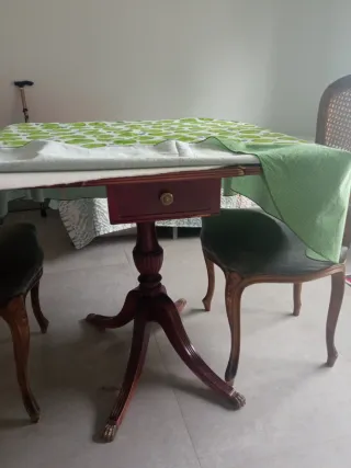 Mesa de comedor redonda de madera