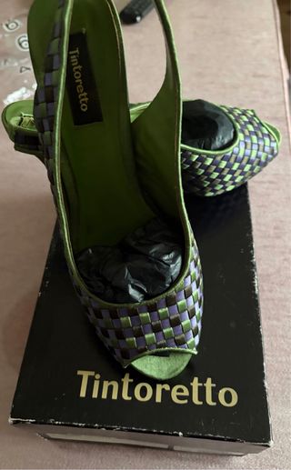 Zapatos de tacón morados y verdes