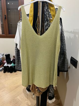 Camiseta dorada y verde