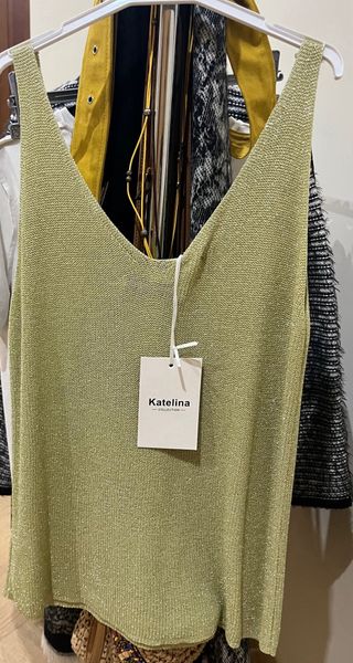 Camiseta dorada y verde