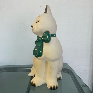Gatto in ceramica con fiocco verde