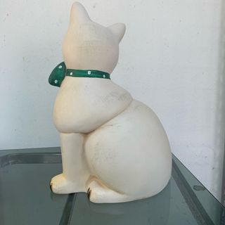 Gatto in ceramica con fiocco verde