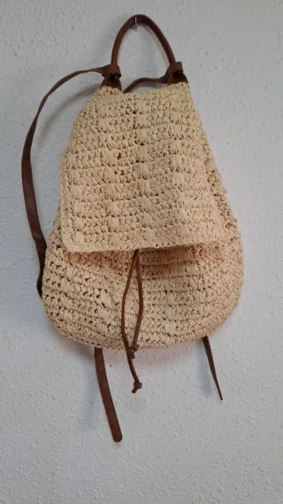 Mochila de mimbre beige y marrón