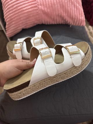 Sandalias blancas con hebillas doradas T41