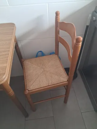 Mesa de cocina roble y 4 sillas de enea