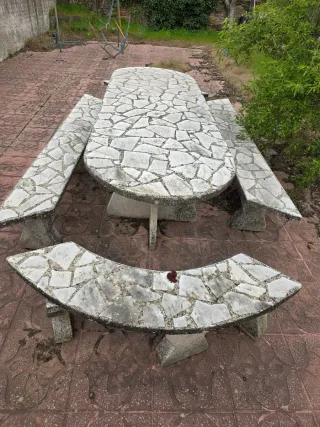 Mesa y bancos de piedra para jardín
