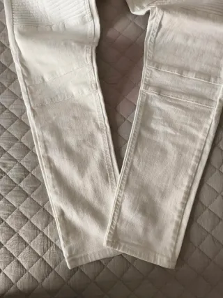 Pantalón Zara estilo motero blanco