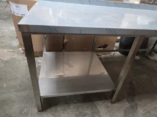 Mesa de acero inoxidable con estante