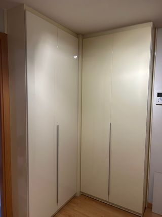 Armario esquinero lacado beige