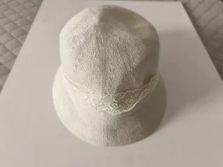 Gorro de niña con encaje y lazo