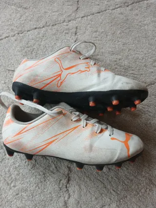 Chuteiras Puma Brancas e Laranja 33