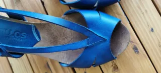 Sandalias azules de tacón