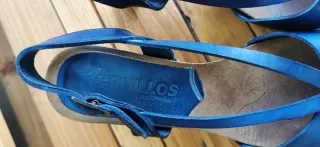 Sandalias azules de tacón