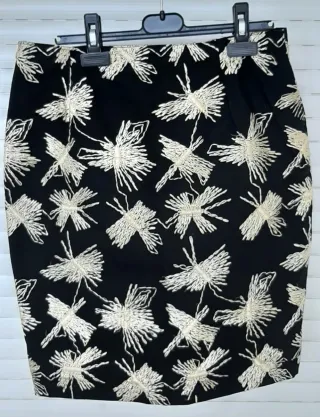 Falda negra bordados florales abstractos