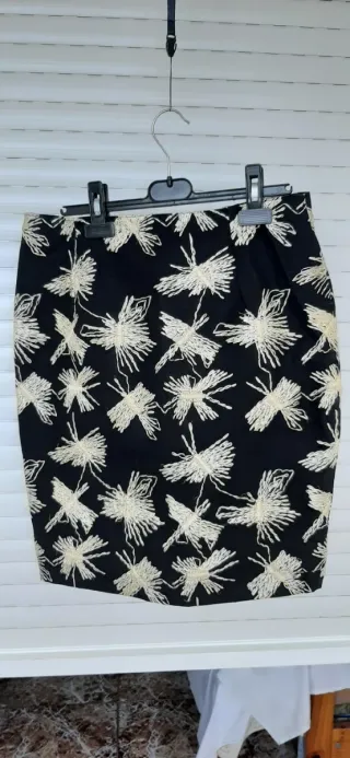 Falda negra bordados florales abstractos