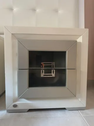 Cómoda blanca y plateada con espejo