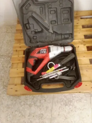 Taladro percutor Black+Decker con maletín